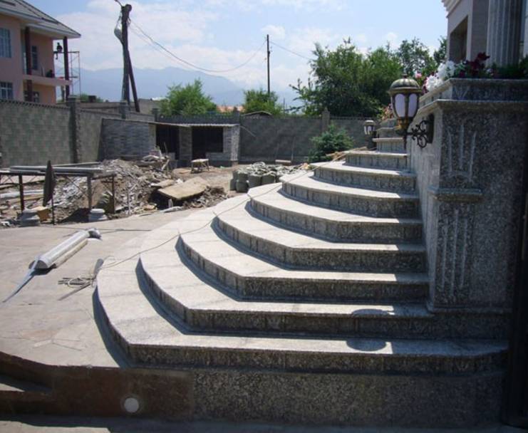 Escaliers en granit et en travertin