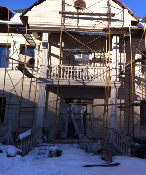 Travertin sur la façade (4)