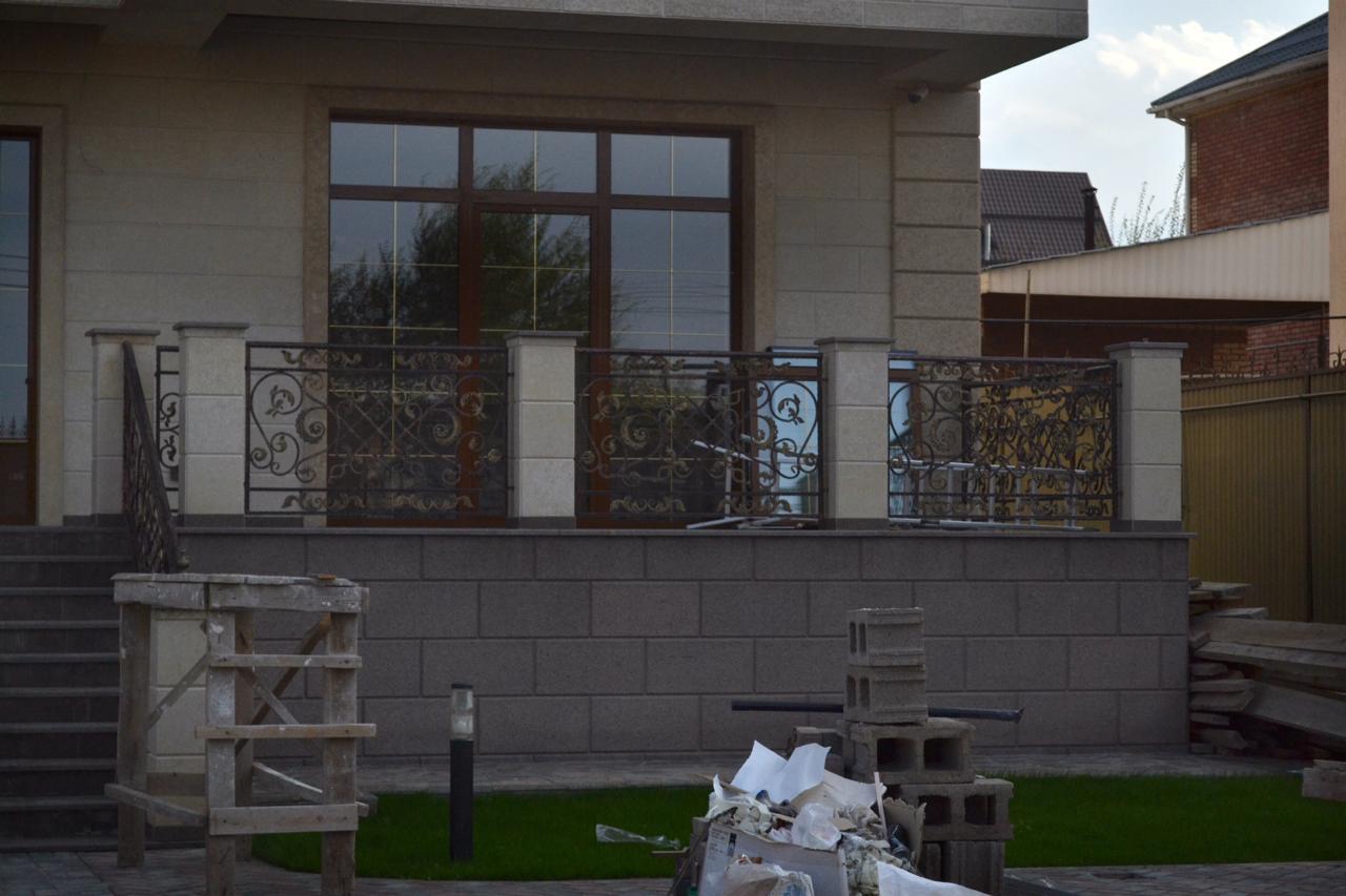 Éléments en pierre pour la façade